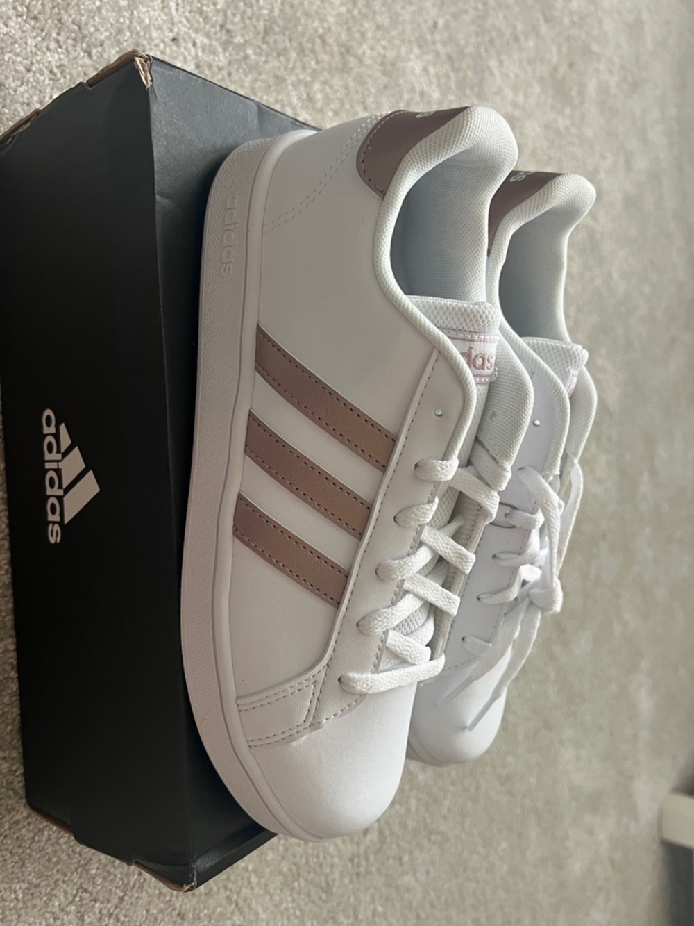 adidas Big kids Grand court Sneakers with deep gold Stripes